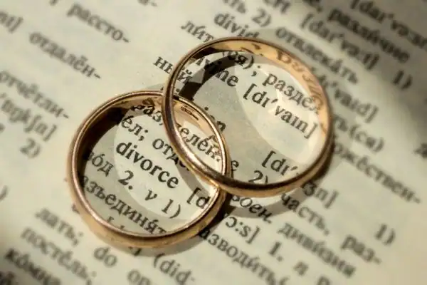Image of rings removed before divorce mediation Gainsborough